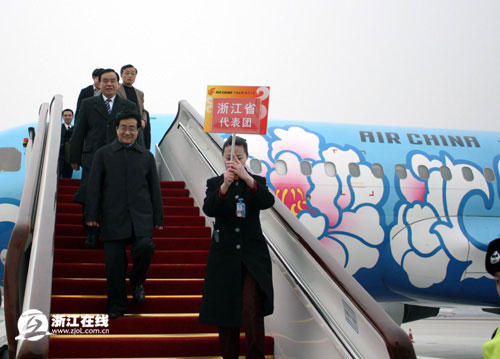 参加十一届全国人大二次会议的驻浙代表抵达北京