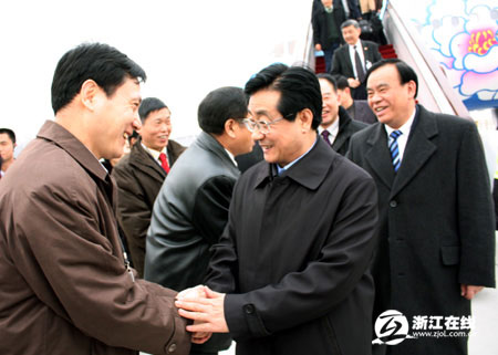 参加十一届全国人大二次会议的驻浙代表抵达北京