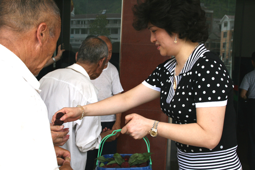 青田女华侨项龄燕到福利院看望老人和孩子