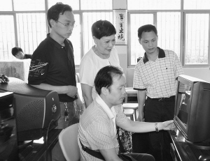 黎美和女士再向嵊州农村小学捐26台电脑