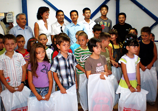塞尔维亚郭晓等侨领向当地贫困学生捐赠学习用品