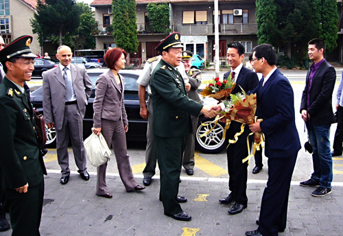 中塞文化交流协会成员和在塞华商欢迎国防部长梁光烈访塞