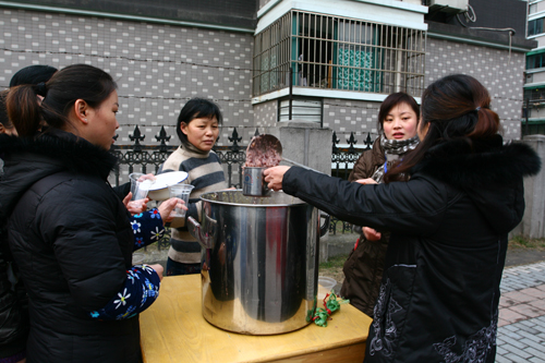 杭州上城区徐家埠社区留学人员家属为外来人员煮腊八粥