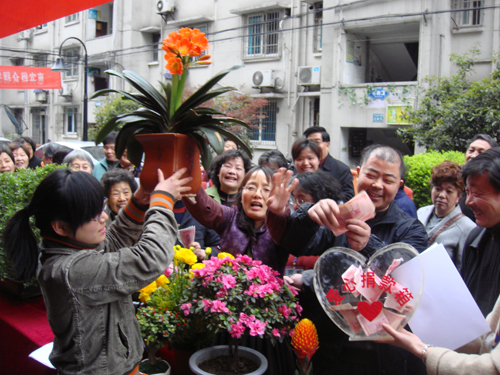 杭州上城区金钱巷社区侨联分会举办花卉义拍支援灾区