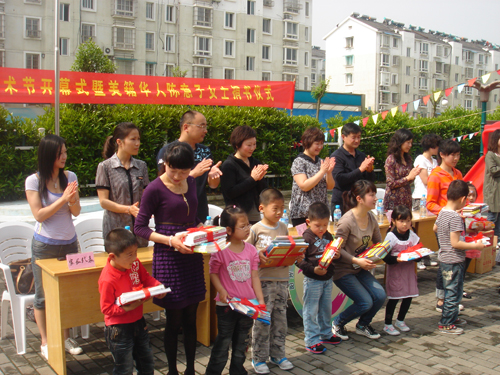 美籍华人陈意子捐书仪式在平湖市阳光&#8226;永丰幼儿园举行