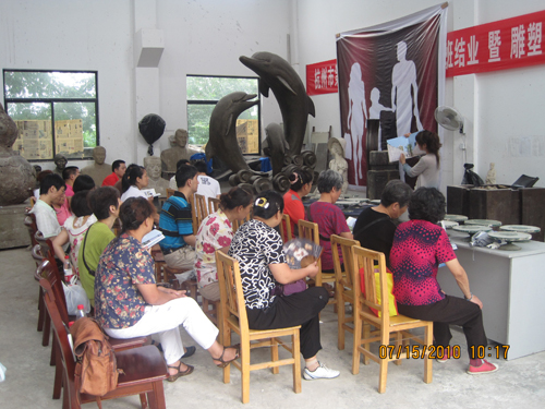 杭州在水一方侨联组织侨眷参加泥塑教学活动