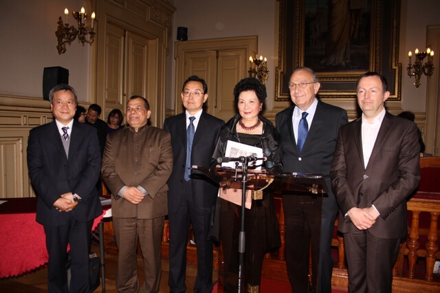 法籍华人钢琴家周勤龄获巴黎市荣誉奖章