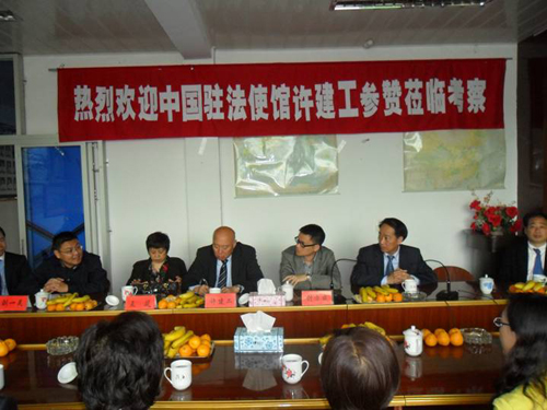 2011年4月11日上午,中国驻法国大使馆许建工参赞和夫人,在钟方成副
