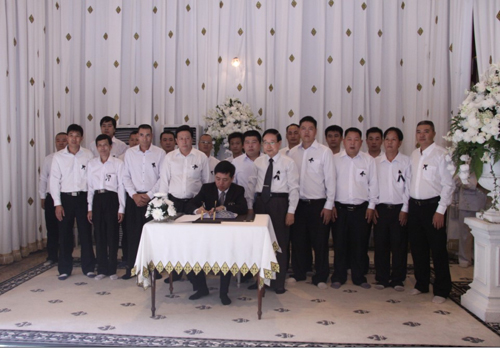 柬埔寨浙江商会代表赴皇宫悼念西哈努克太皇