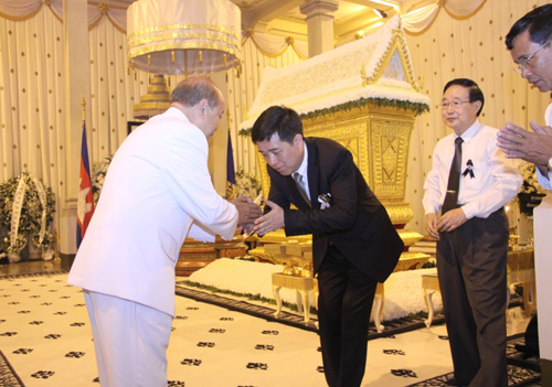 柬埔寨浙江商会代表赴皇宫悼念西哈努克太皇