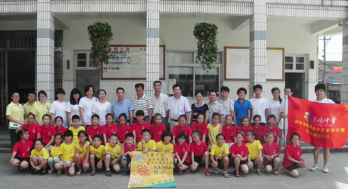 温州瓯海区侨联领导看望侨界留守儿童和志愿者
