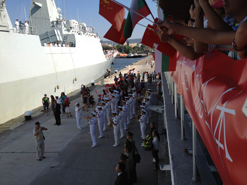 旅保加利亚侨胞欢迎我海军舰队访问