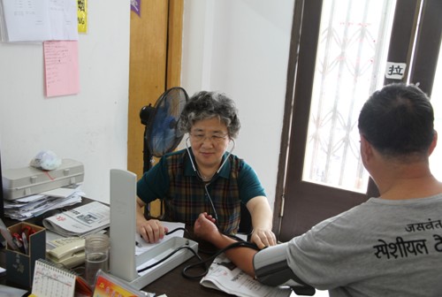 杭州市劳动路社区侨眷零距离为民众提供义诊服务