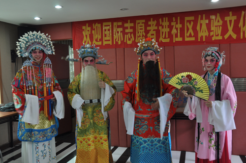 国际志愿者在杭州环北新村社区体验京剧艺术
