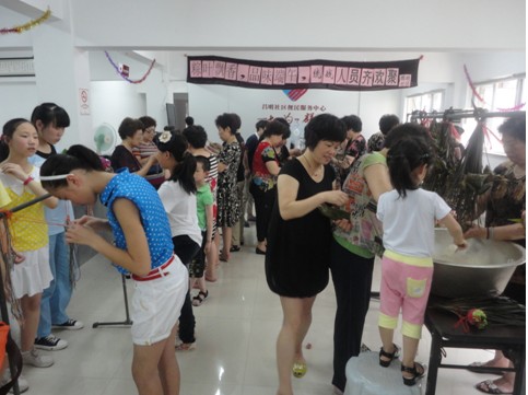 温州市鹿城区昌明社区组织统战人士举行“包粽子”比赛