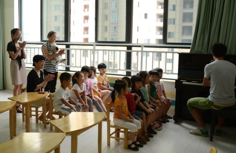 嘉兴市侨联领导教师节慰问华侨国际幼儿园老师