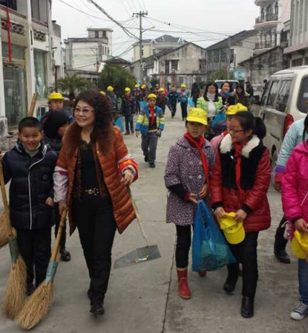 温州市鹿城区侨界留守儿童投入全区创卫活动