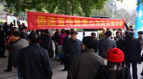 温州市鹿城区五马街道侨联在“红日亭”开展侨法宣传活动(图）