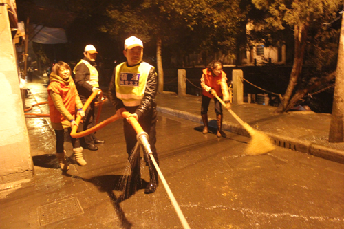 宁波市镇海区骆驼街道侨联志愿者夜色冲洗老街获居民点赞