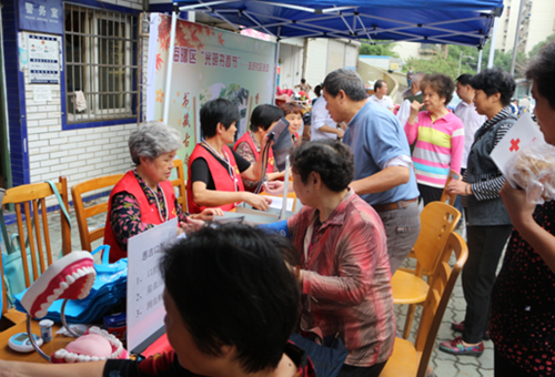 宁波市海曙区郎官社区开展“一条龙式”便民服务活动