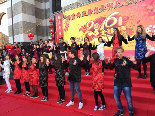 意大利布雷西亚华人迎新春举办大型舞龙舞狮及巡游活动
