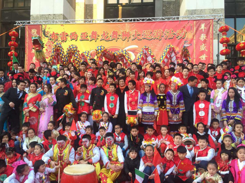意大利布雷西亚华人迎新春举办大型舞龙舞狮及巡游活动