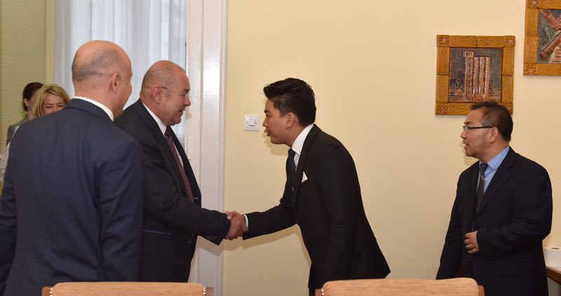 塞尔维亚伏伊伏丁那省议会议长邀请当地侨领访问交流