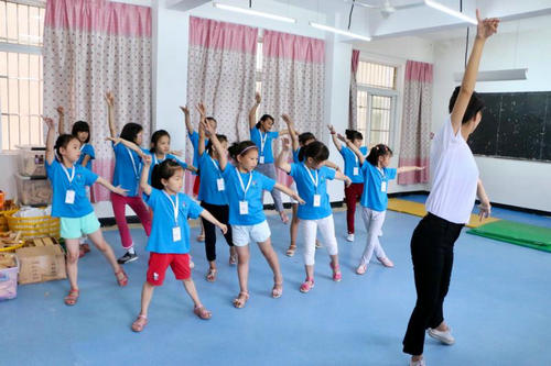 “亲情中华”温州市侨界留守儿童快乐营周南分营开展舞蹈课