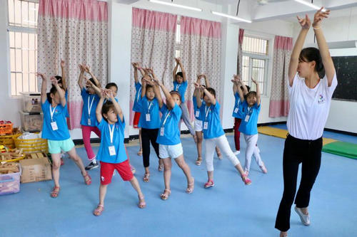 “亲情中华”温州市侨界留守儿童快乐营周南分营开展舞蹈课