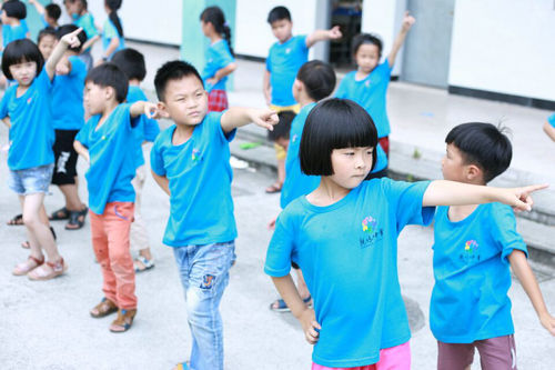 “亲情中华”温州市侨界留守儿童快乐营湖岭分营开展舞蹈课