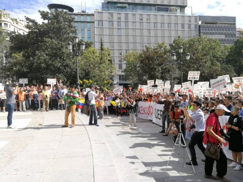 西班牙华人举行大规模集会发声：反暴力，要安全