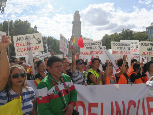 西班牙华人举行大规模集会发声：反暴力，要安全