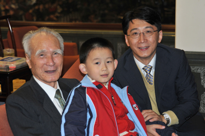 日本前首相村山富市看望省侨联青年总会副会长张宏先生