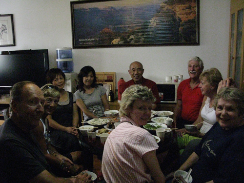 澳大利亚友人团访社区侨眷家庭