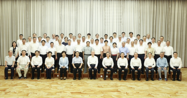 这位“侨界贡献奖”获得者被中央邀请到北戴河休假！