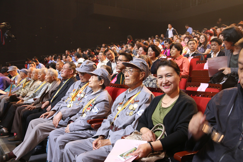 “铭记关怀——华侨与抗战”电视晚会上演