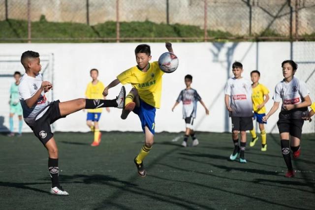 中巴少年足球文化交流营在巴西进行友谊赛