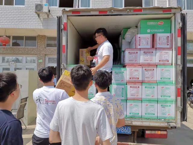 仙居县留联会赴台风受灾区发放救援物资
