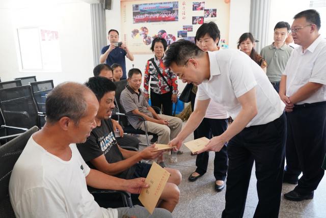 省侨联党组书记、主席连小敏在临海市走访慰问受灾群众