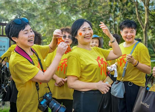 普陀侨界“快闪”庆祝新中国成立70周年