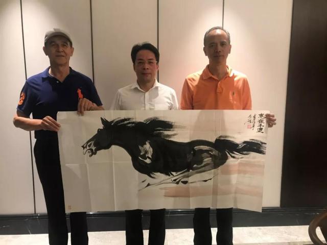 澳籍华人、著名画家姚迪雄向浙江省侨联捐赠作品《志在千里》
