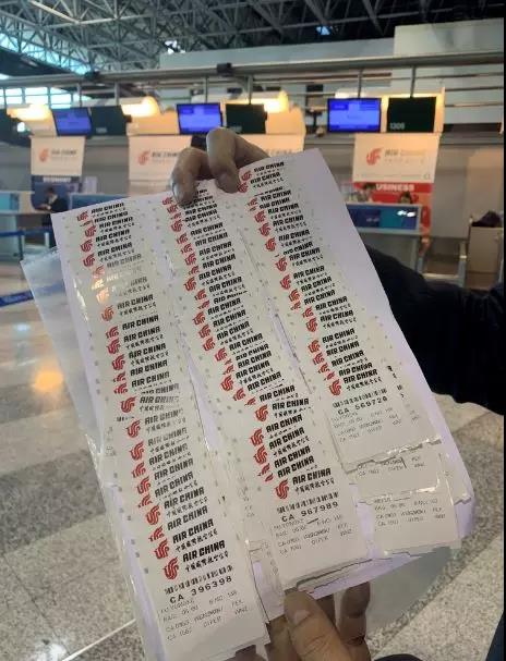 你见过这么长的个人行李托运单吗？米兰机场感人的一幕!