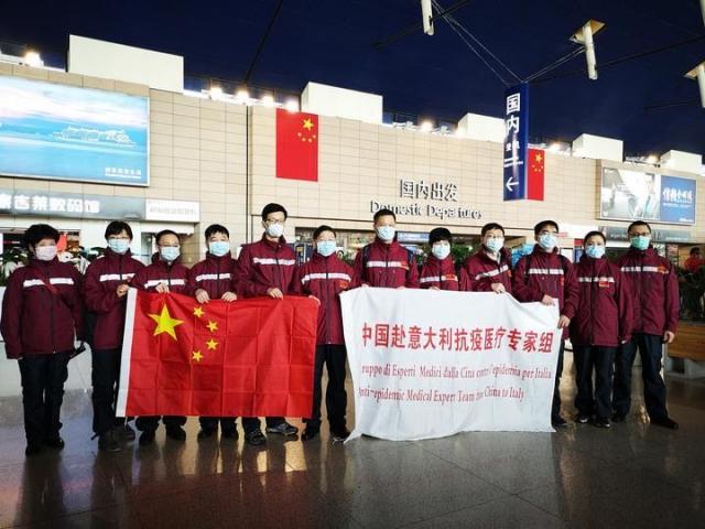 飞往意大利！侨联人与中国赴意大利抗疫医疗专家组已从浦东机场出发