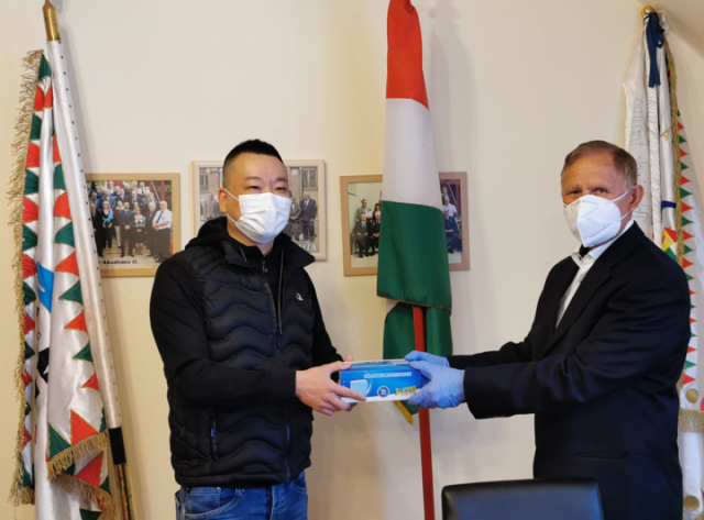 匈牙利华侨捐赠爱心口罩 当地国家协会表达感谢：我们并不孤单