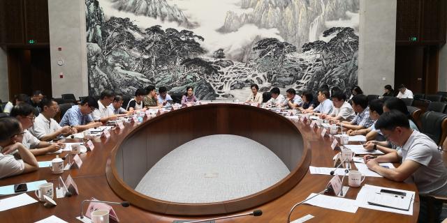 杭州市政协召开“加大新生代海外人才引进力度”月度协商会议，市侨联作交流发言