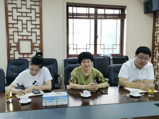 瓯海区政协副主席徐海曼在丽岙街道侨联指导工作