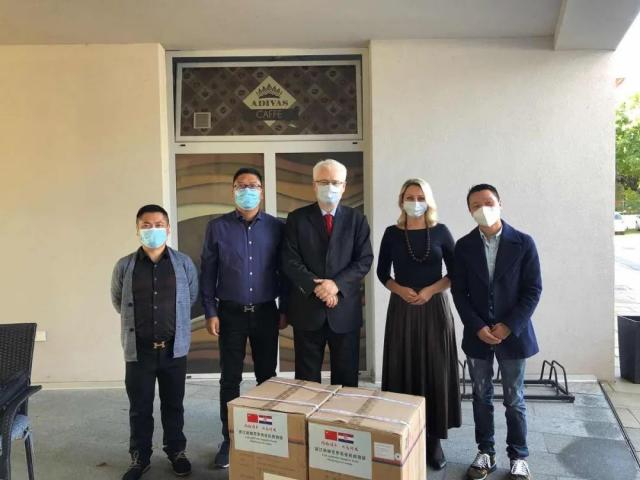 浙籍侨胞为萨格勒布养老院赠予防疫物质，克罗地亚前总统一起参与慰问！