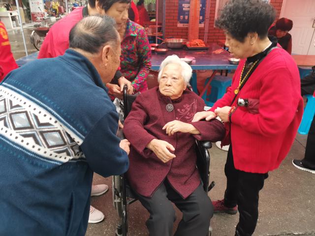  瓯海区景山街道侨联祝贺百岁老人寿诞