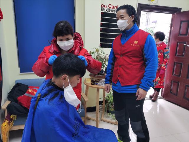 上城区小营街道侨联志愿者开展 “服务亚运  洁美杭州”行动