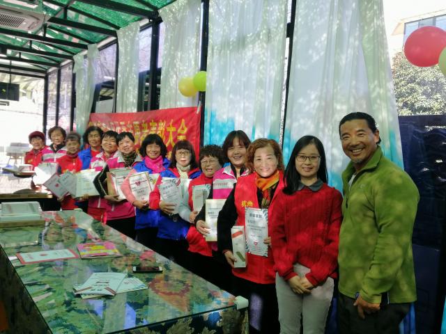 上城区小营街道侨联志愿者开展 “服务亚运  洁美杭州”行动